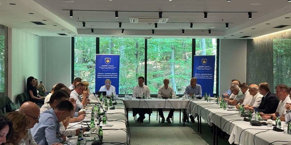 Ministria e Arsimit, DKA-të dhe SBASHK diskutojnë sfidat e arsimit në punëtori dyditore