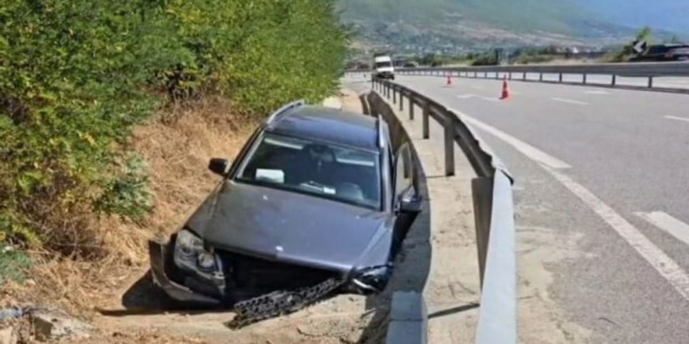 Aksident në Rrugën e Kombit, automjeti bie në kanal dhe plagoset shoferi