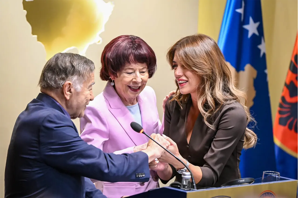 DioGuardit bëhen qytetarë të Kosovës nga Haxhiu