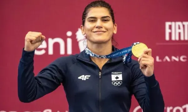 Donjeta Sadiku feston medaljen e artë në boks