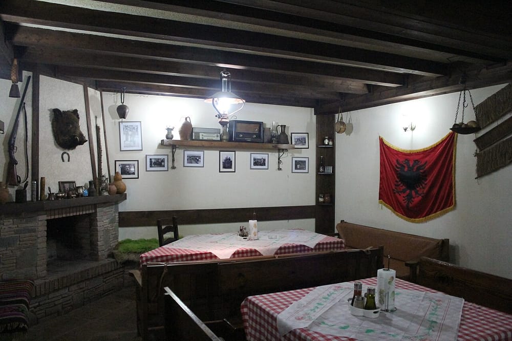 Kamarieri Albi rrëfen fitimet e sezonit — 5 milionë lekë të vjetra në muaj