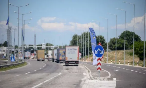 Kufizohet qarkullimi i kamionëve mbi 20 tonë në autoudhë të premten