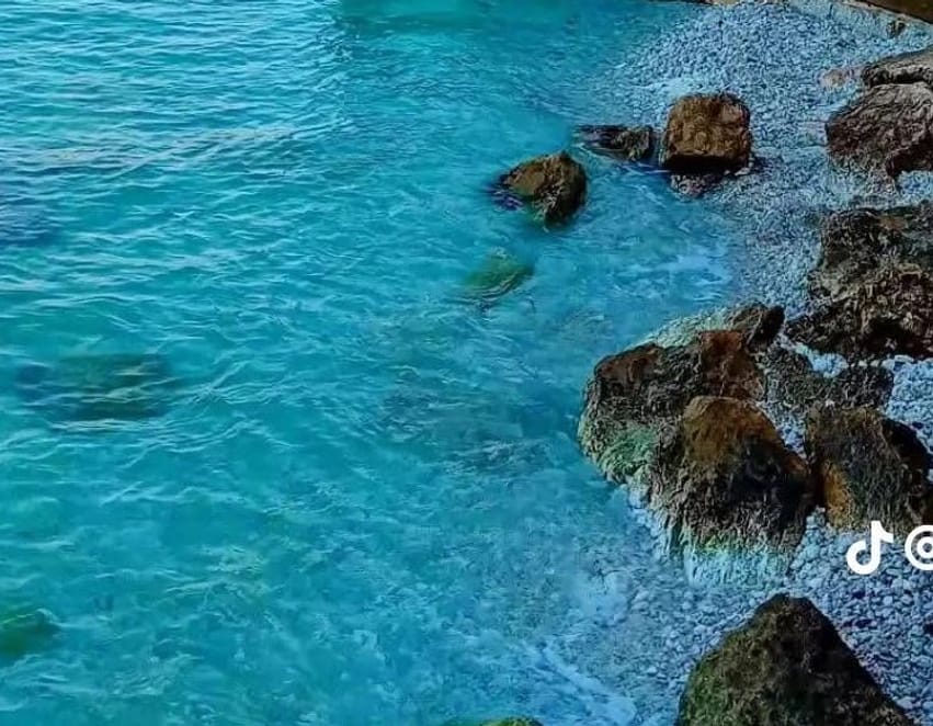 Shtetasi italian plagoset rëndë pasi hidhet nga shkëmbi në Vlorë
