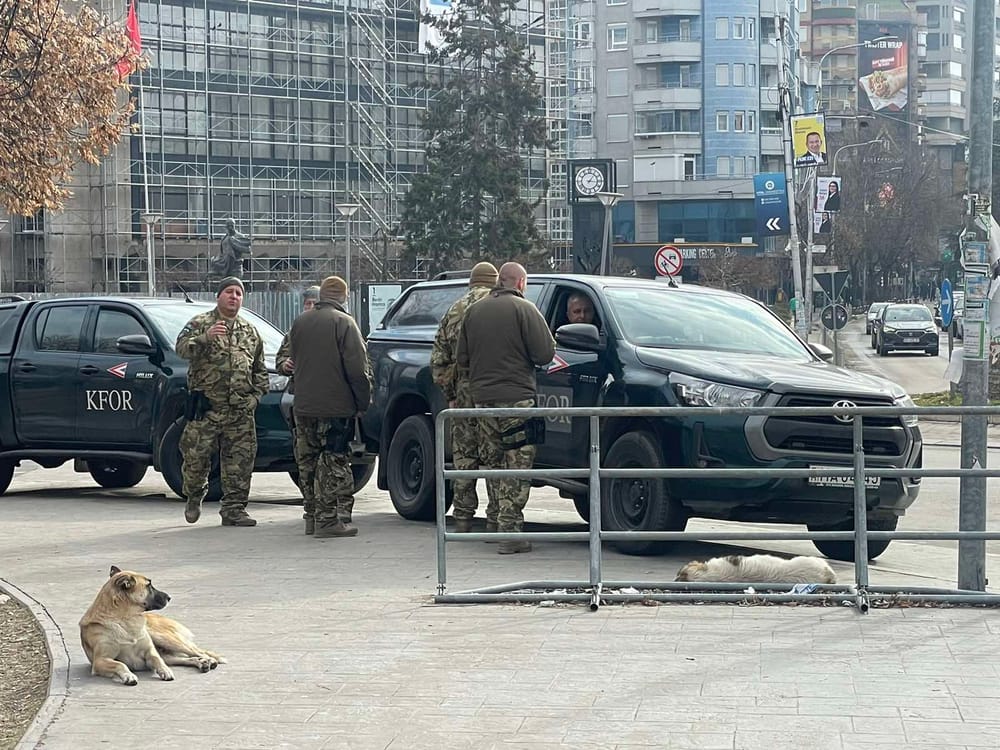 Shefi i Shtabit të KFOR-it viziton trupat ushtarake në Mitrovicë