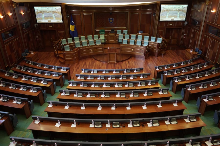Juristët nuk presin zgjidhje nga Kushtetuesja për ngërçin politik