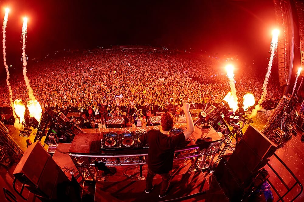 Martin Garrix mahnit publikun në Sunny Hill