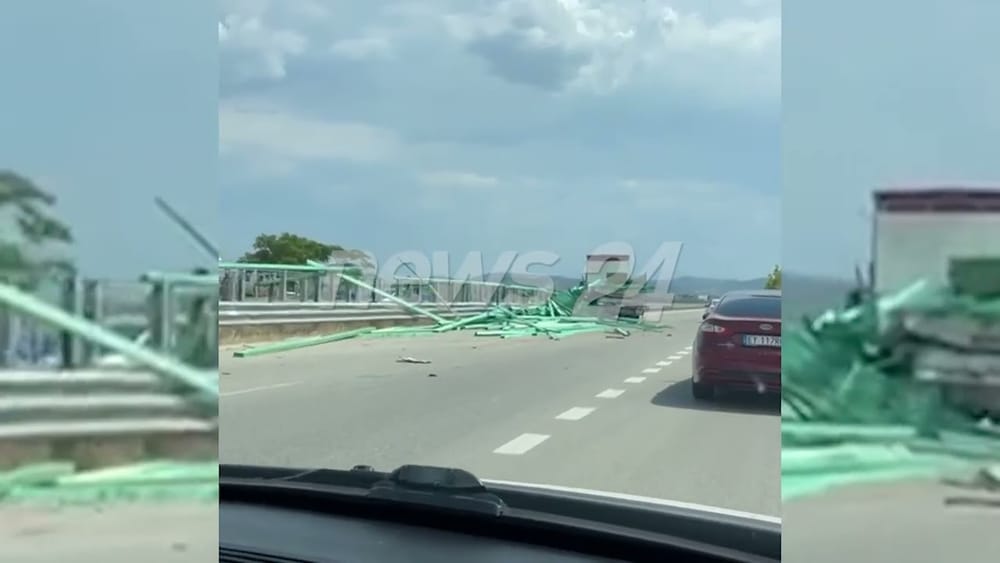 Kamion përplaset në Vlorë, dërrasat përfundojnë në rrugë