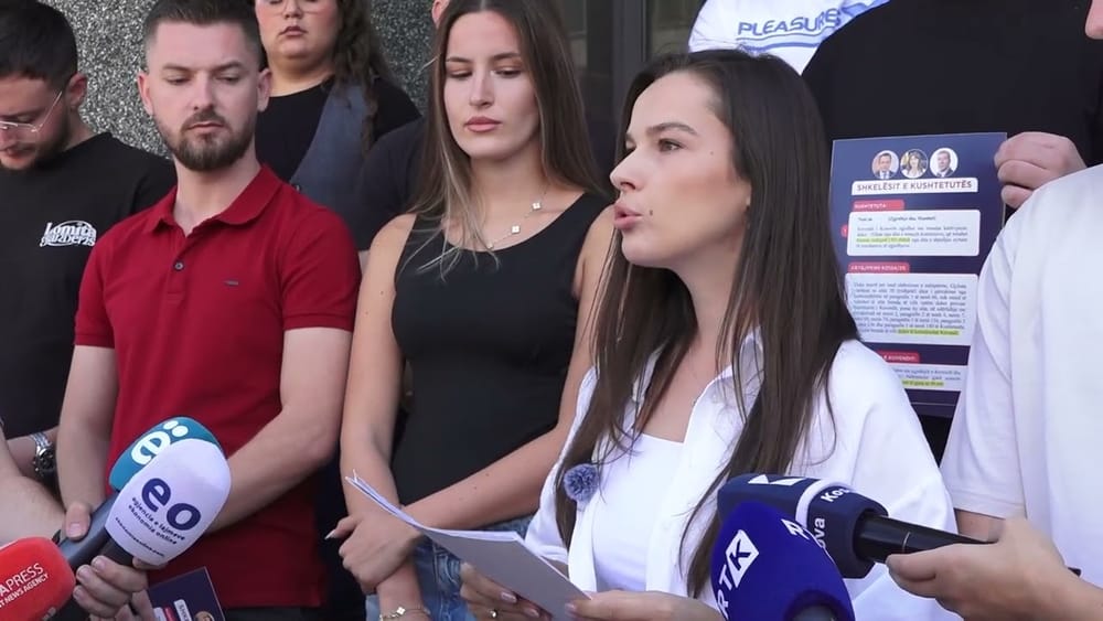 Aksion simbolik i RDK-së para Kuvendit kundër shkeljes së Kushtetutës