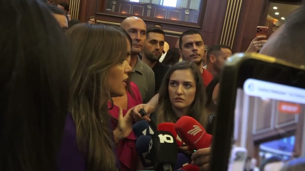 Haxhiu kthehet në Kuvend për vizitën e mërgatës, PDK i kërkon thirrjen e seancës