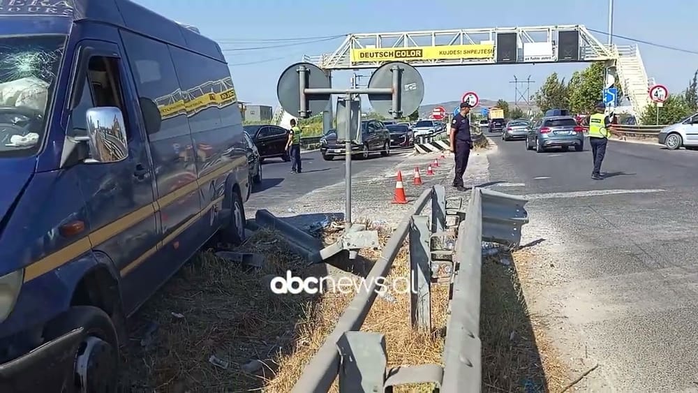 Dy të plagosur nga aksidenti në autostradën Lushnje-Fier, furgoni u përplas me barrierat