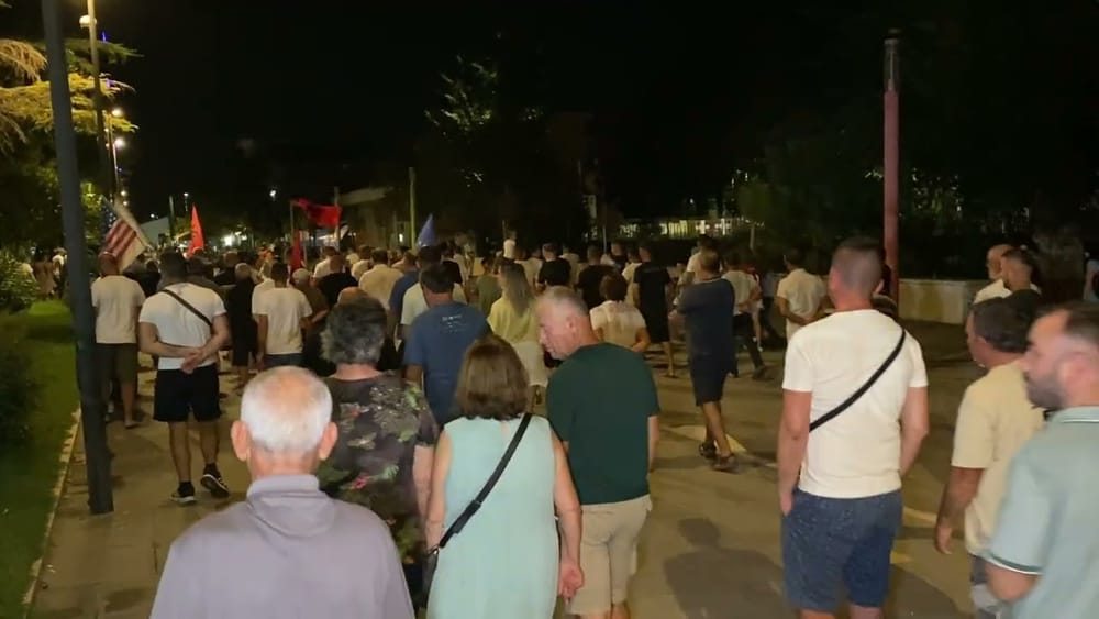 Divjaka proteston 23 ditë kundër projektit të bashkimit me Lushnjen
