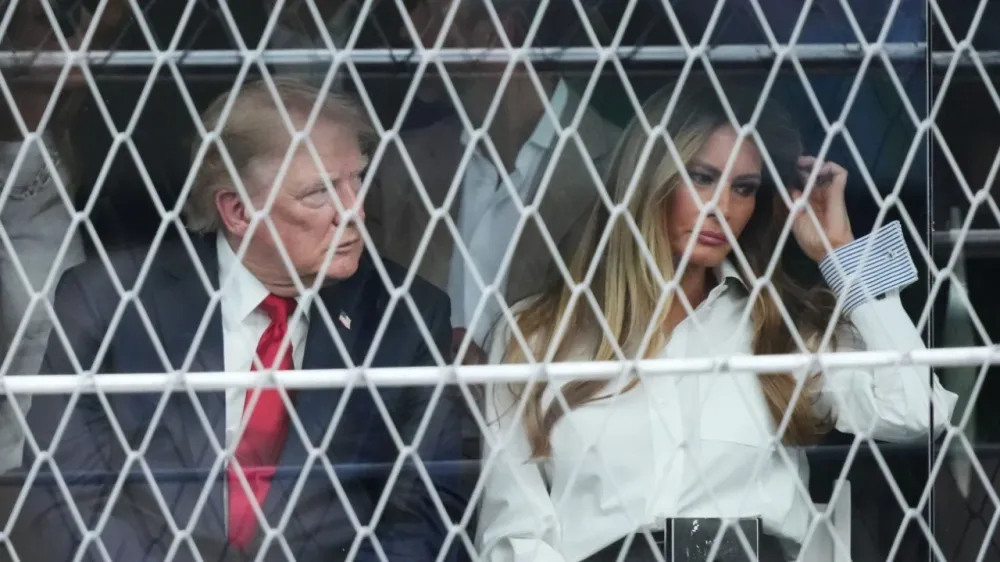 Eksperti i leximit të buzëve deshifron bisedën e tensionuar të çiftit Trump