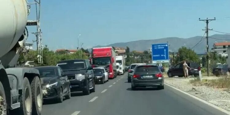 Fluks i lartë automjetesh dhe trafik në aksin rrugor Lezhë-Milot