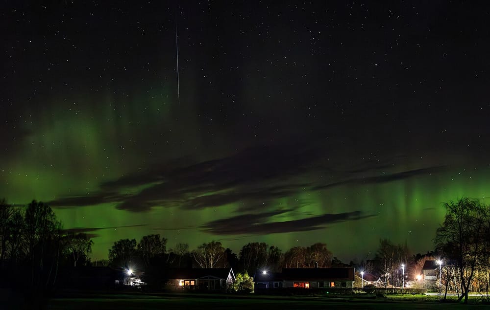 Faint aurora, a meteorite and some clouds over Tuntorp