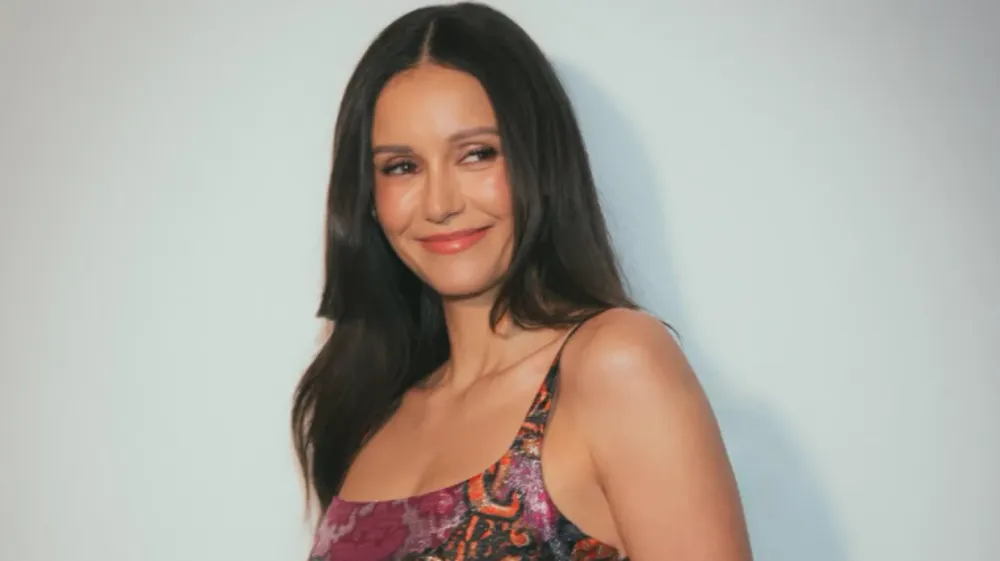 Transformimi i Nina Dobrev nga brune në bionde për rolin e ri