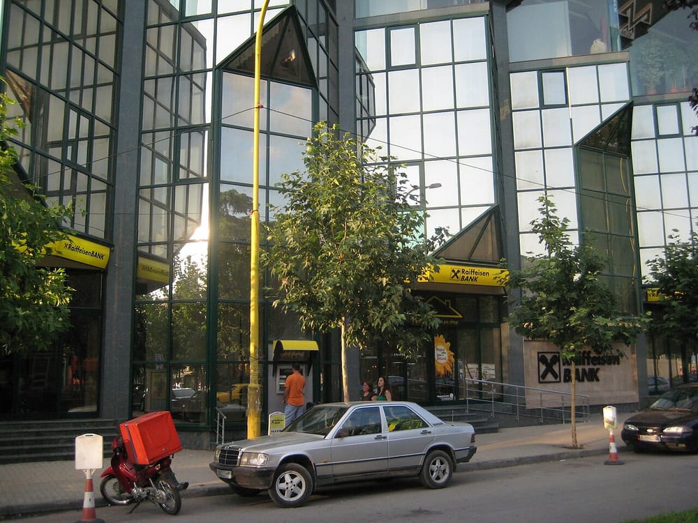 Një defekt në sistemin e transfertave i zhvat 200 mijë euro Raiffeisen-it