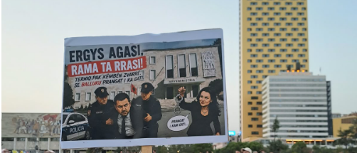 Protesta e 89-të: Pankarta me thumba për Agasin, 'Balluku prangat i ka gati'