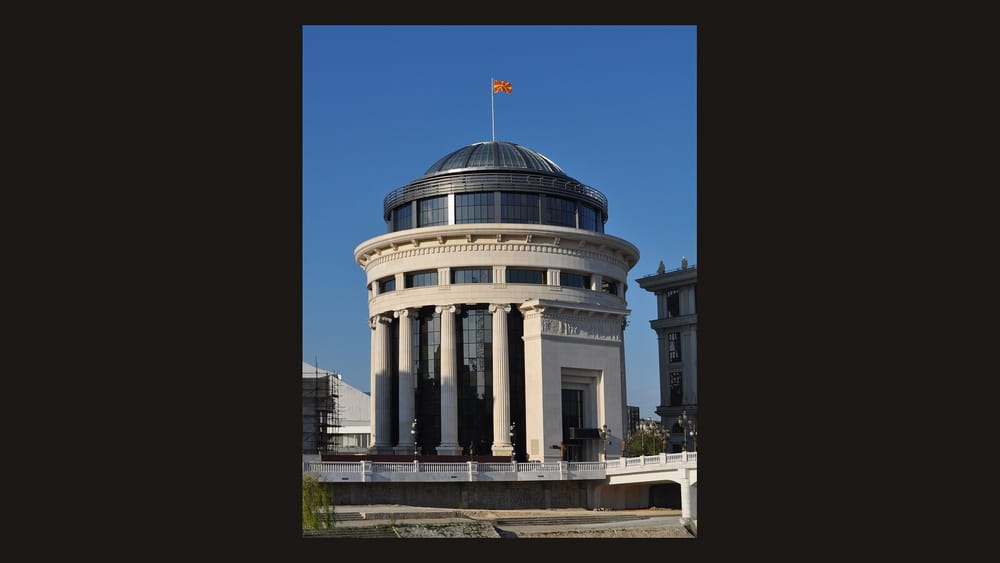 Përplasi makinën me 3.29 promil alkool — arrestohet shoferi në Shkup