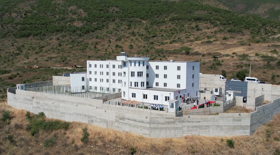 Ndalohen tre shtetas rumunë në burgun e grave në Pojskë
