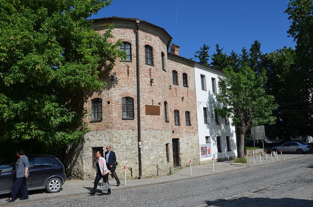Policia largon personin nga ndërtesa në Gjakovë — banorët dyshojnë se po paguhet