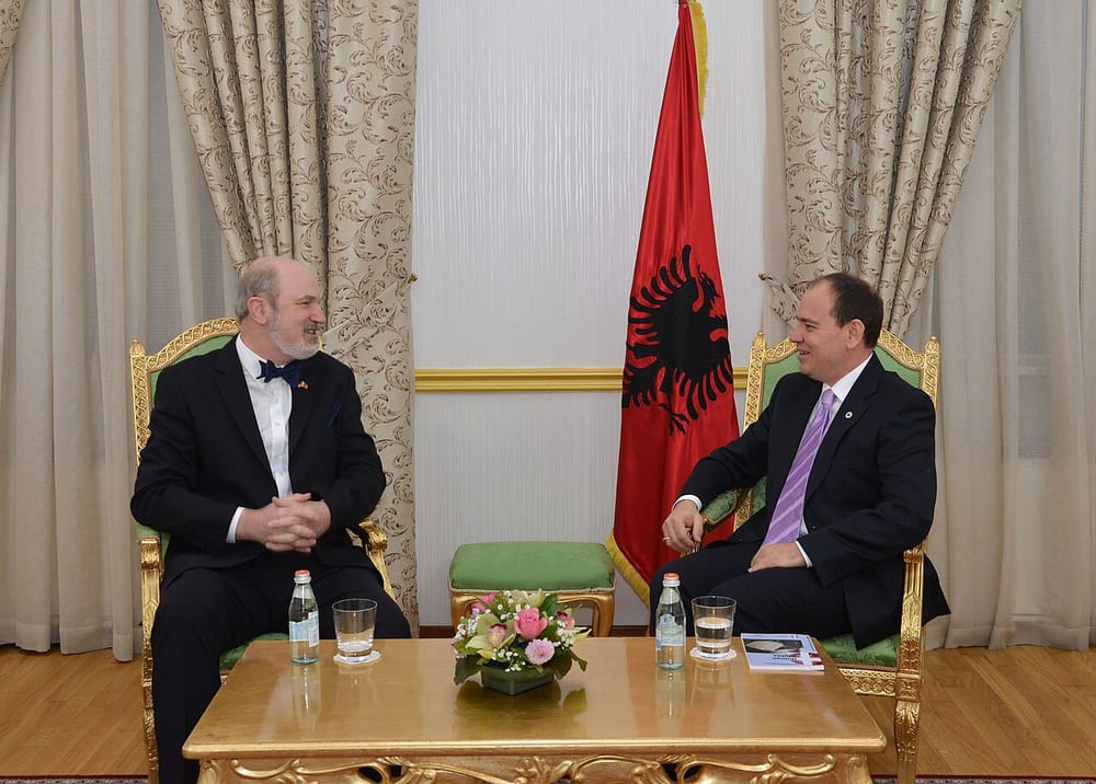 Presidenti nderon mësuesin Qerim Dokën për 44 vite shërbim