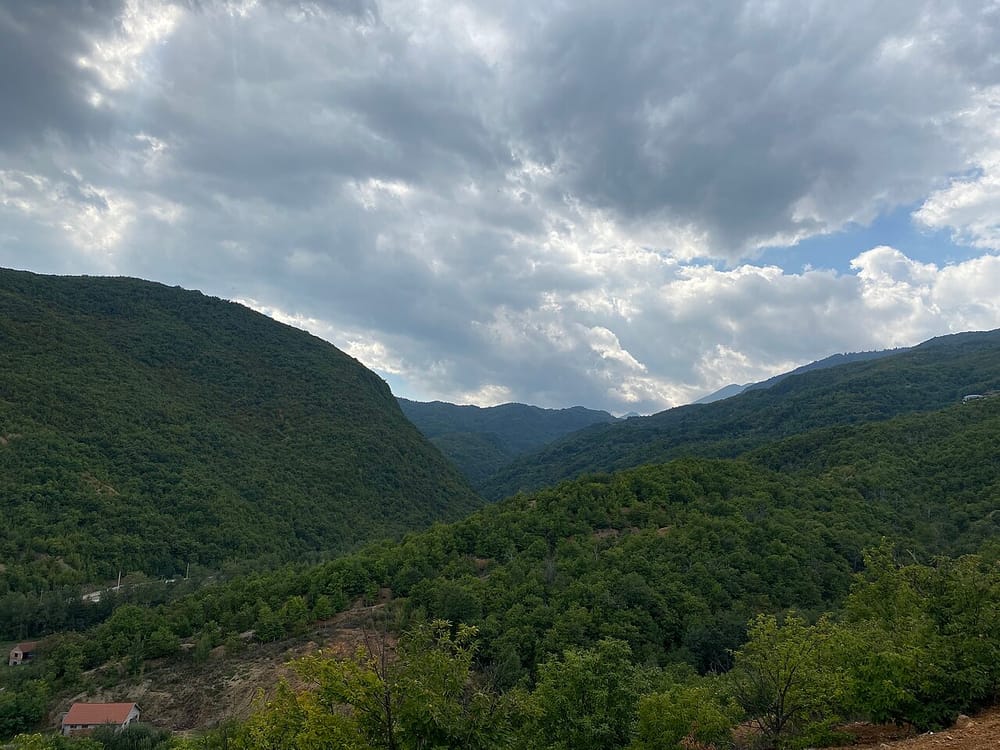 Prokuroria kërkon 30 ditë paraburgim për grabitje me thikë në Gjakovë