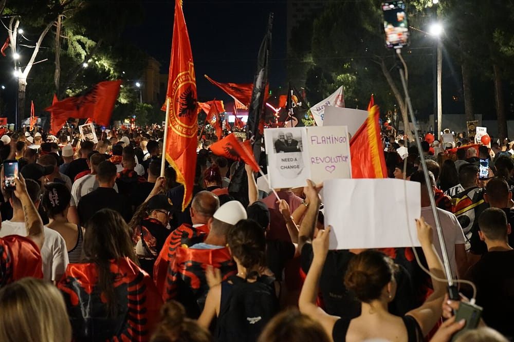 Protestuesit ironizojnë emigrimin në natën e 69-të para Kryeministrisë