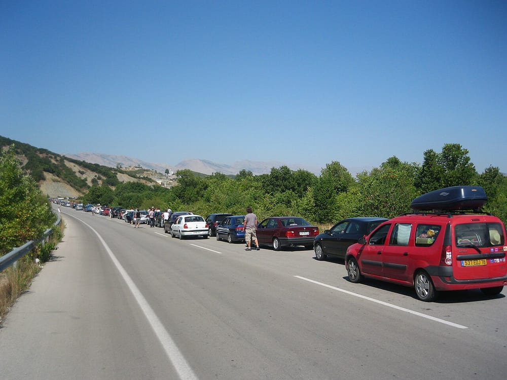 Radha në Kakavijë arrin 5 kilometra — pala greke punon me një deri në dy sportele