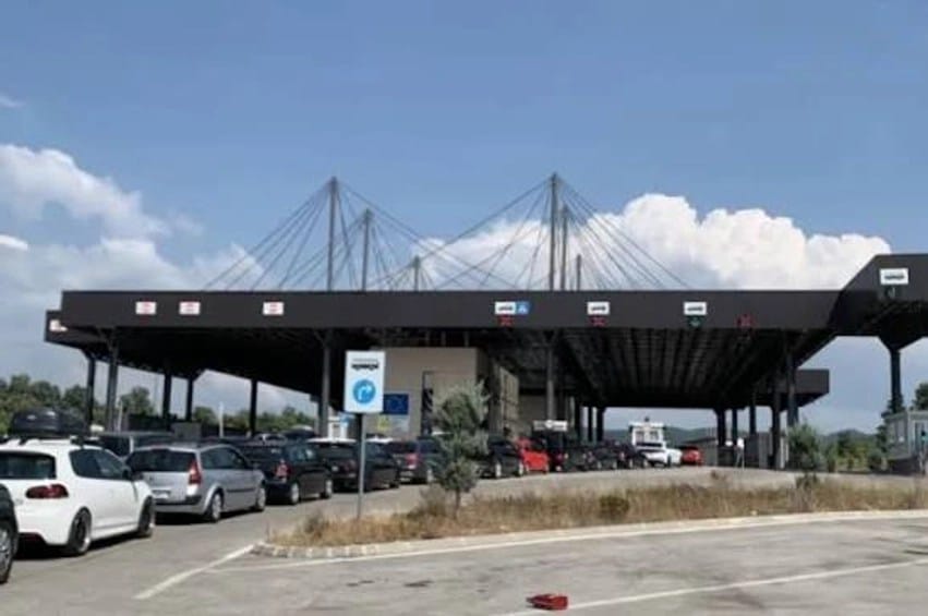 Merdara me një orë pritje për dalje ndërsa fluksi vazhdon