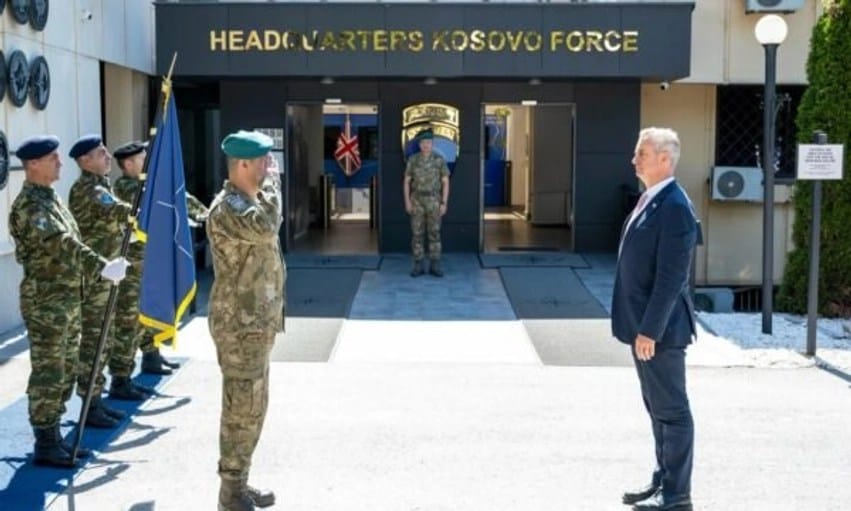 Takimi i komandantit të KFOR-it me ambasadorin britanik Jonathan Hargreaves