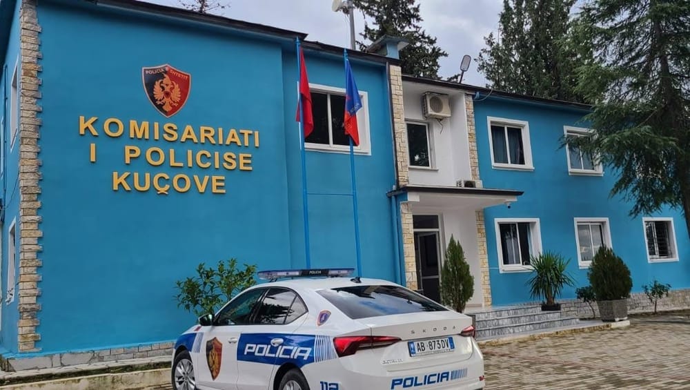32-vjeçari qëlloi me armë ndaj makinës së parkuar në Kuçovë, shpallet në kërkim