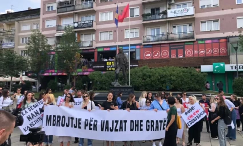 Feministët kërkojnë në Prishtinë që femicidi të shpallet urgjencë kombëtare