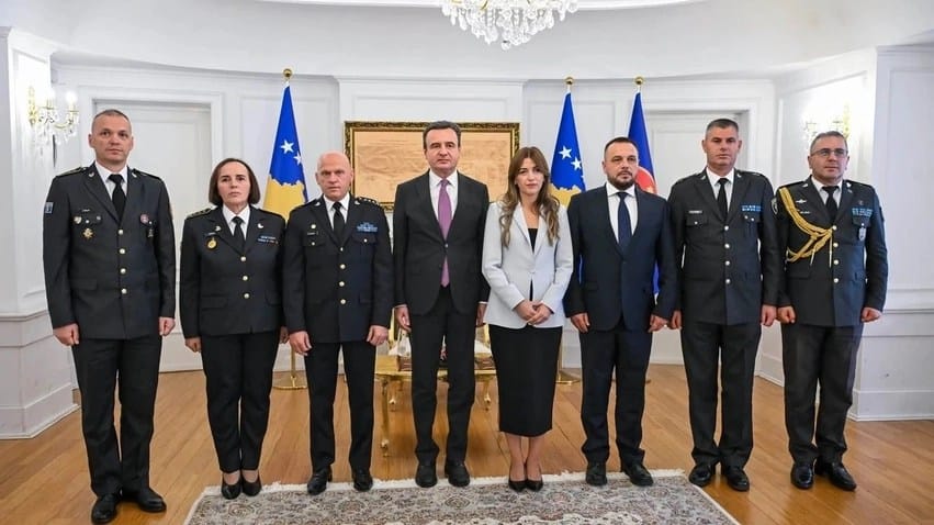Haxhiu gradon tre oficerë të FSK-së