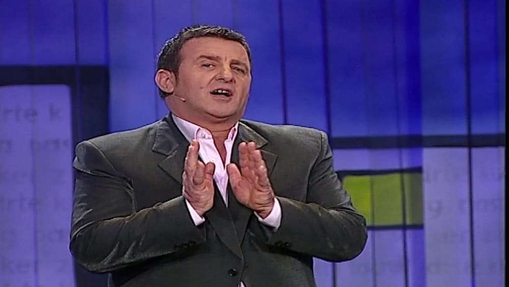 Agron Llakaj rikthehet pas 16 vitesh në Portokalli, tani në krye të humorit në Top Channel