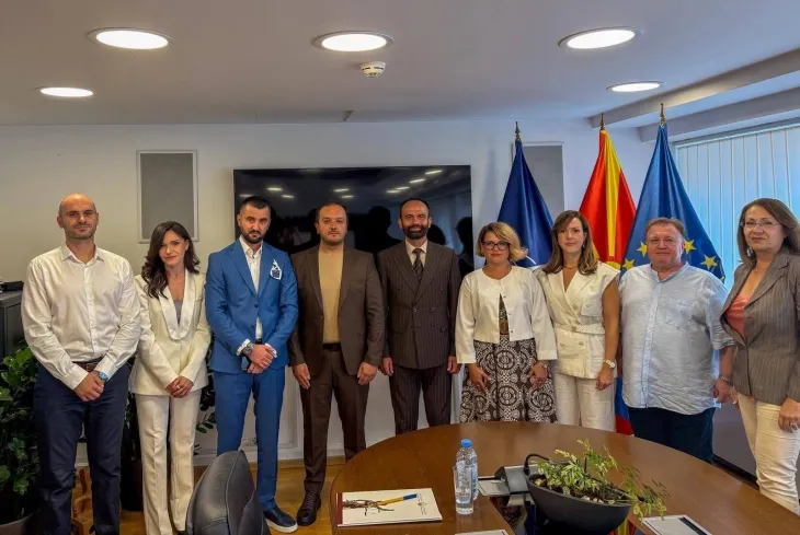 Ministri Shasivari dorëzon certifikata notarëve të rinj
