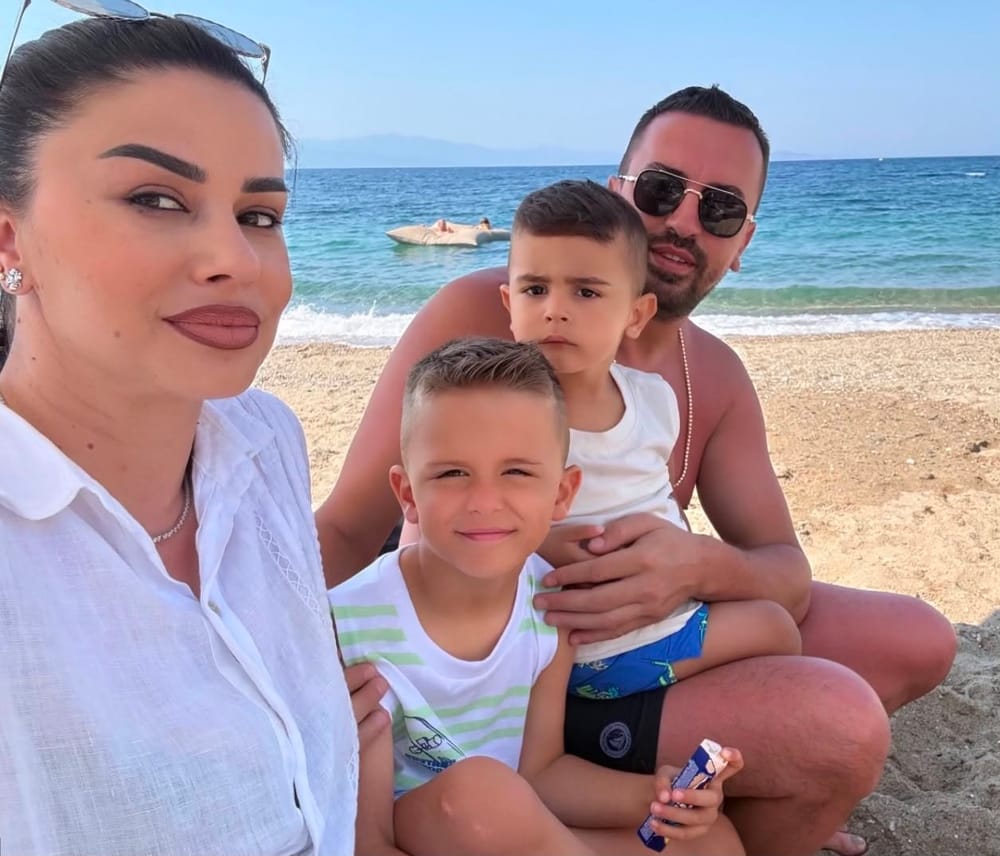 Shkurte Gashi shfaq familjen në pushime, publikon foto me bashkëshortin dhe djemtë