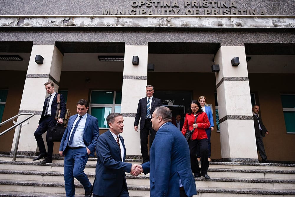 Shpend Gjocaj proteston para Kuvendit për gazin amerikan