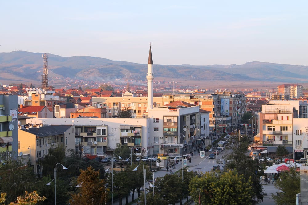 Shpërthen vetura në Gjilan — lëndohen 2 persona