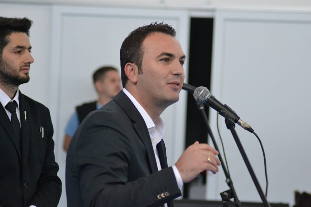 Tabela kufitare pa shqip, Ademi: Krim gjuhësor