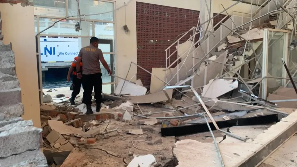 Tërmet i fuqishëm me magnitudë 7.7 godet Indonezinë dhe lë viktima