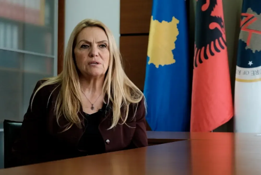 Deputetja Time Kadriaj gjuaj 7 vezë ndaj Albin Kurtit në Kuvend