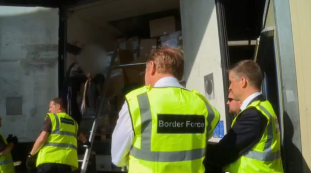 Trafikanti kërkon 24 mijë paund për Londër — emigrantët udhëtojnë me Range Rover