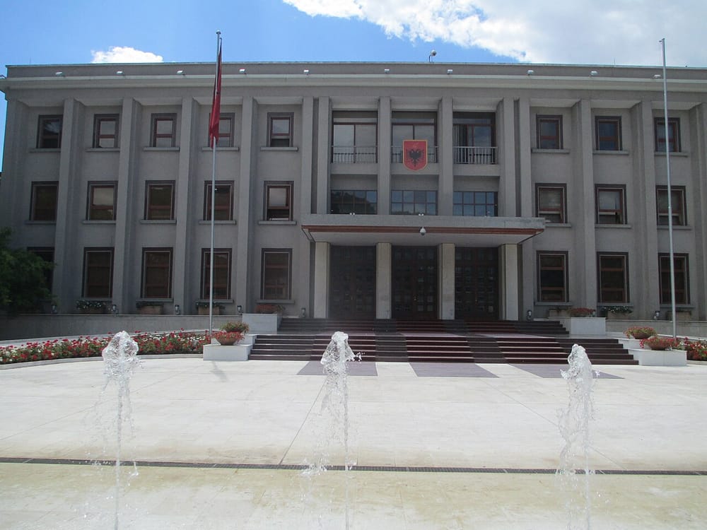Vajza e Ilir Beqajt heq dorë nga shtetësia shqiptare — Begaj firmos dekretin