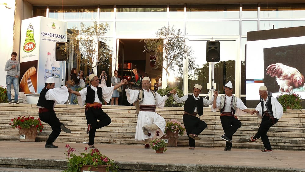 Valle burrash me kostum tradicional shqiptar
