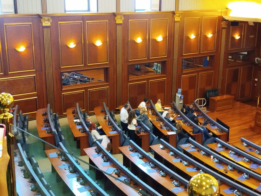 Deputetët e PDK-së dhe Aleancës hyjnë në sallën e Kuvendit