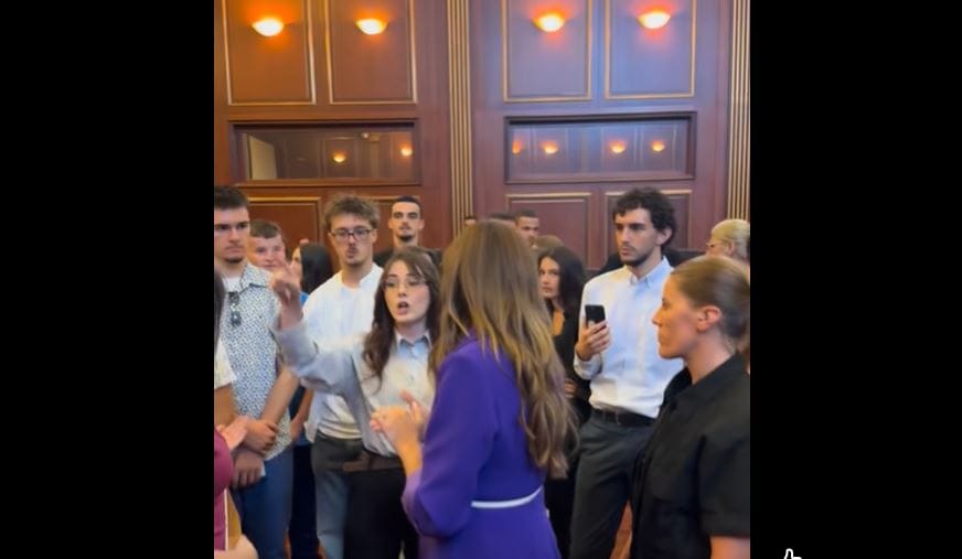 Polemika në Kuvend mes deputetes Sala Jashari dhe Albulena Haxhiut