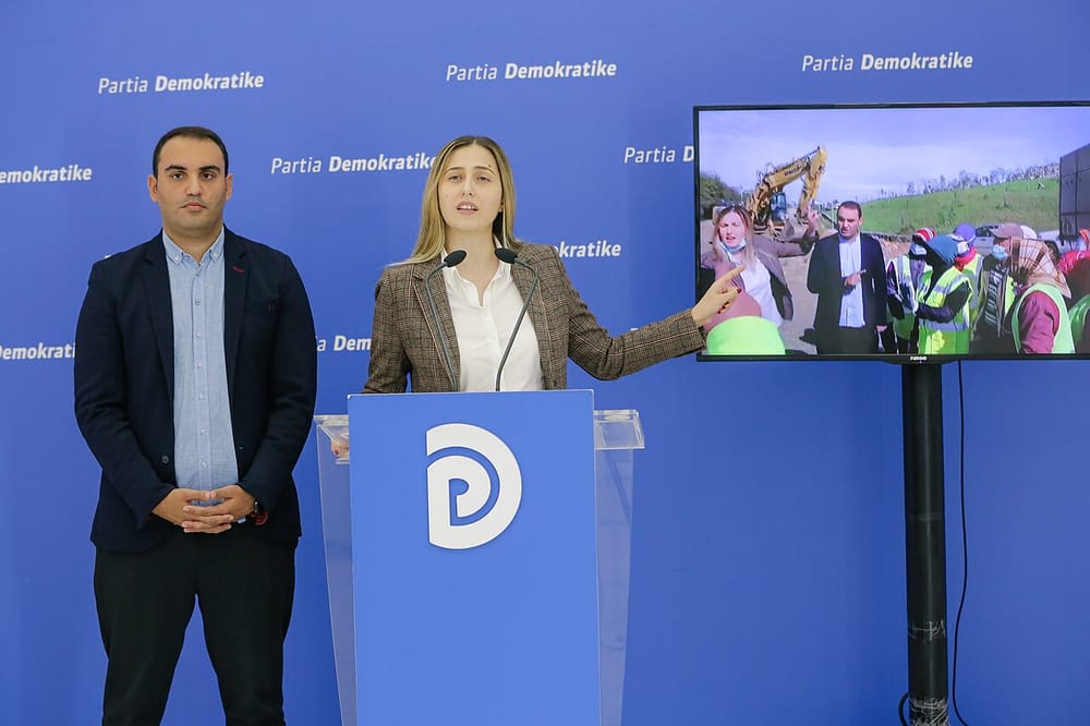 Zhupa: Votat e PS-së kthejnë oborrin e shkollës në Sarandë në parking