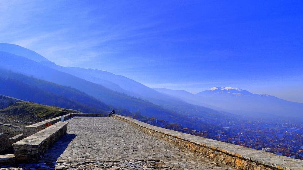 Zipline-i i Prizrenit mbush dy vjet — turistët e Evropës zbresin nga Kalaja