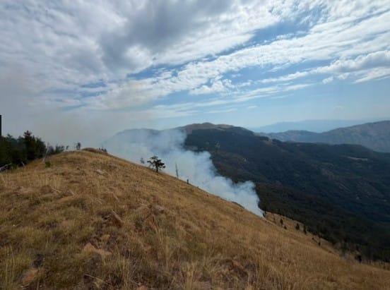 Dy vatra të reja zjarri në Dibër e Bulqizë aktive, era e fortë e ndihmon