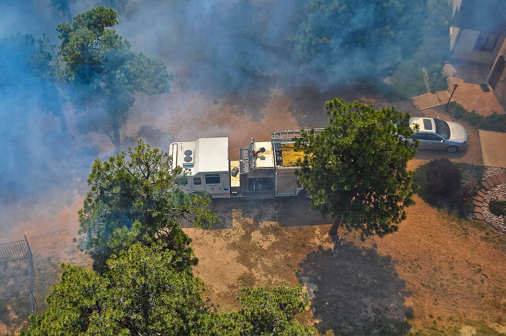 Zjarr i madh në Gurshpatë të Librazhdit, dhjetëra zjarrfikës luftojnë flakët